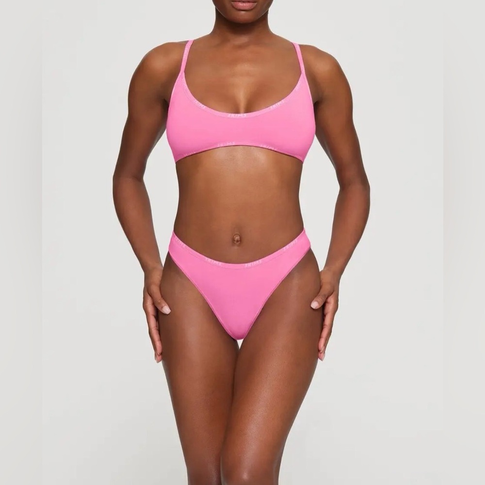 SKIMS Cotton Logo Scoop Neck Bralette in Sugar Pink Size: XS